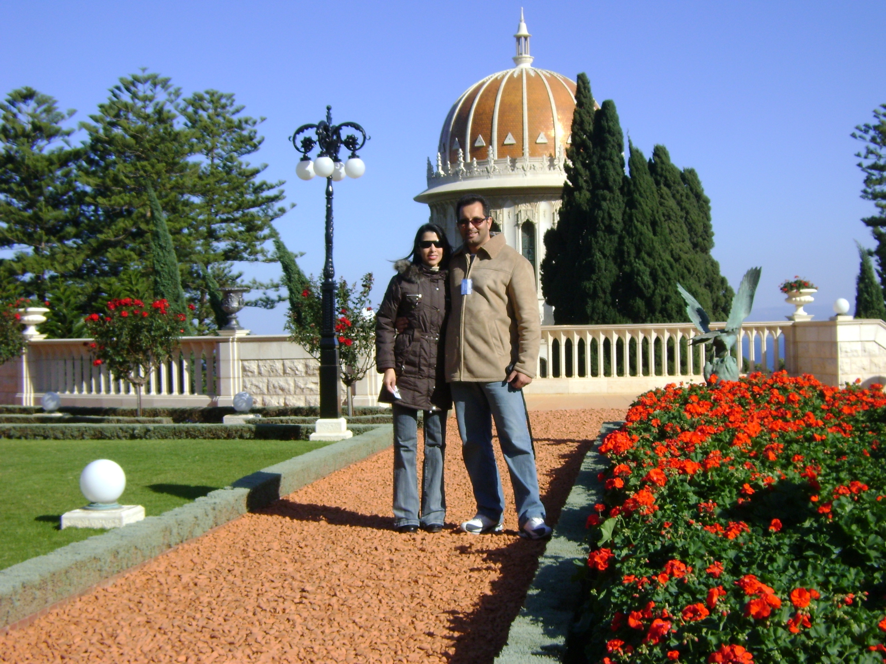 Amir e sua esposa no Santuário do Mensageiro de Deus, em Israel, ladeado pelos famosos jardins persas