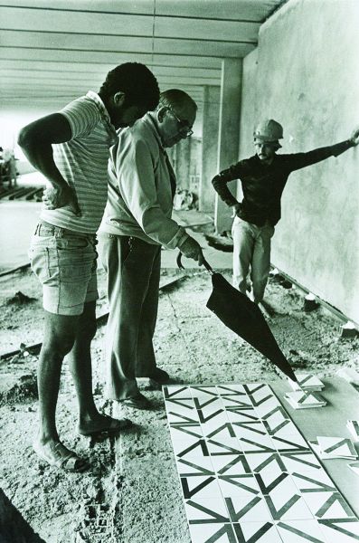 Athos orientando funcionários na colocação os azulejos da obra do Hospital Sarah em Brasília: Foto Acervo Fundação Athos Bulcão
