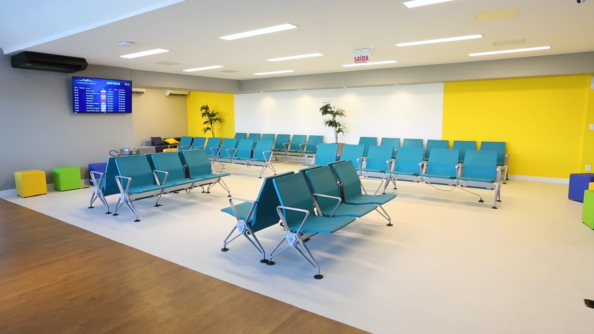 Sala de espera com as longarinas Vitra, cadeiras oficiais do novo aeroporto. Imagem: Floripa Airport/Divulgação