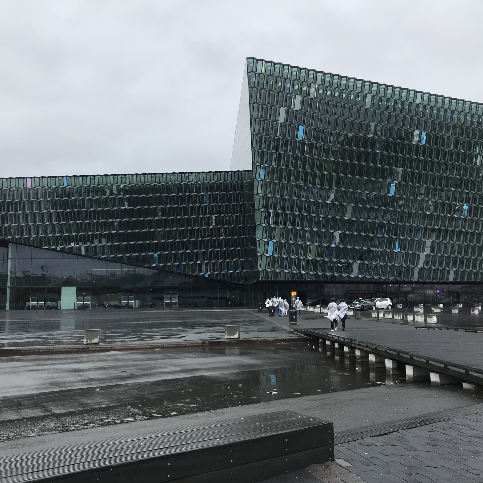 Harpa Concert Hall apresenta fachada em vidro inspirada na
