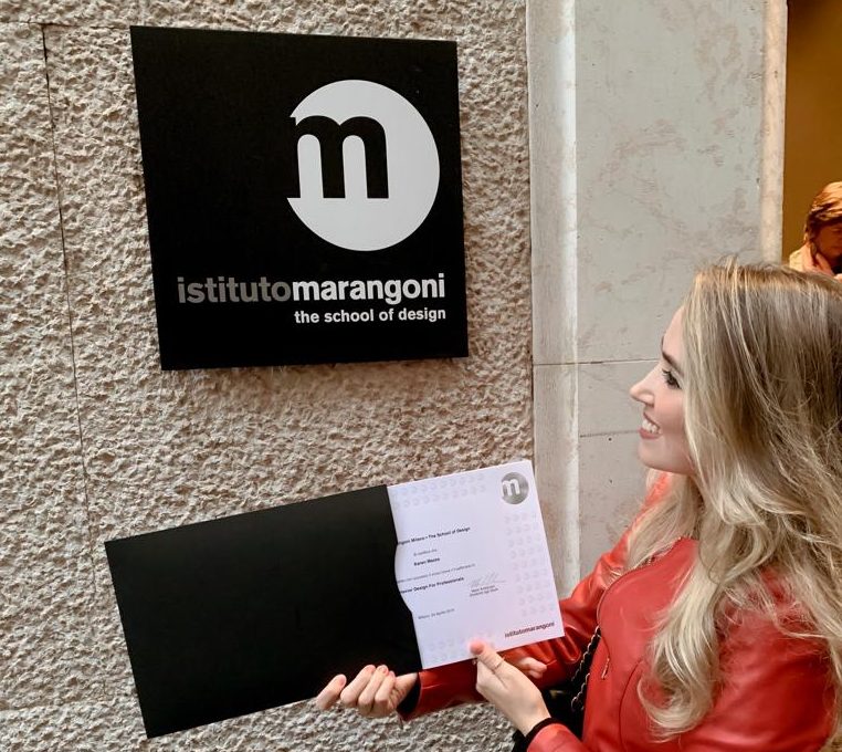 A arquiteta mostra orgulhosa seu certificado do curso Interior Design for Professionals, do Istituto Marangoni (Foto: arquivo Karen Mazzo)