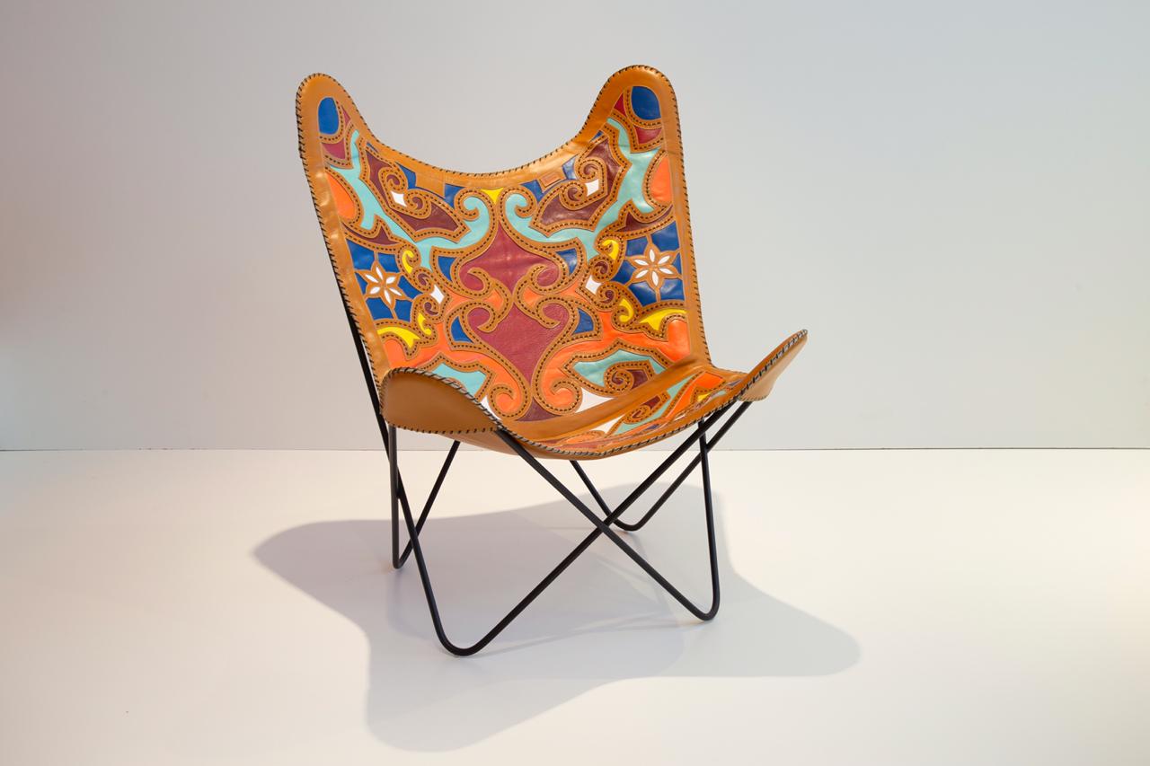 Cadeira Butterfly, projetada em 1938 pelos arquitetos Antonio Bonet, Juan Kurchan e Jorge Ferrari-Hardoy, vestida com trabalho em couro de Espedito Seleiro para a exposição Ditos do Espedito, da loja Terrasse. Foto: Darci Bastos