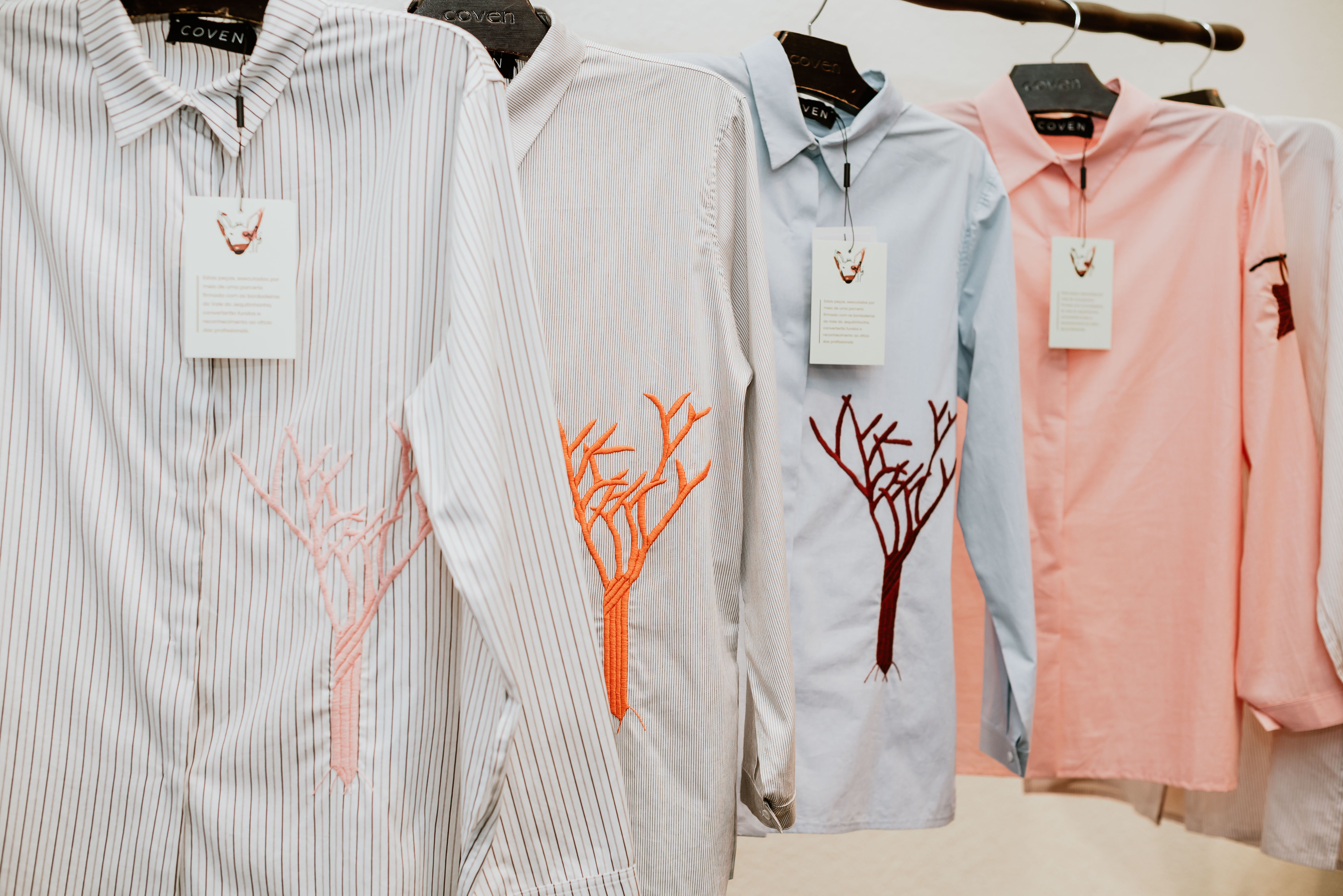 Camisas bordadas no Vale do Jequitinhonha para a marca Coven, cuja venda converte em fundos para as bordadeiras. Foto: divulgação