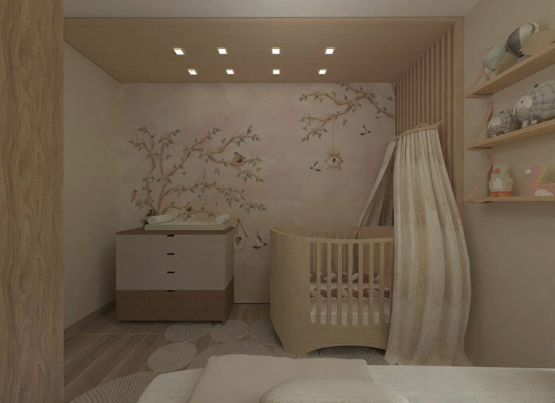 Quarto de bebê rosa em tons pasteis, com spots de luz, papel de parede com flores e piso de madeira