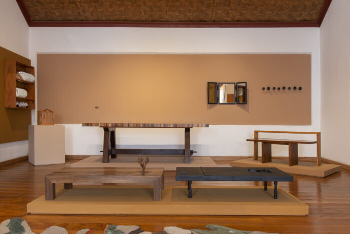A mesa Coral (ao fundo) e o banco Matriz (ao fundo, à direita), assinados pelo grupo de designers junto com o marceneiro Valcir Barbosa