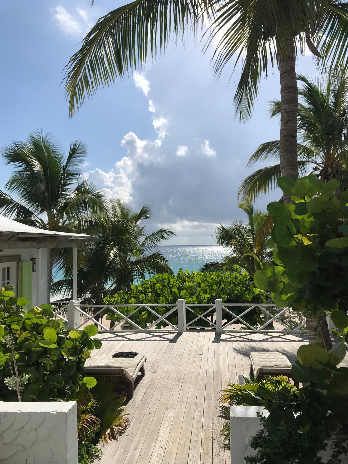 A rusticidade do hotel The Ocean View se mescla com o glamour e a natureza paradisíaca do Caribe