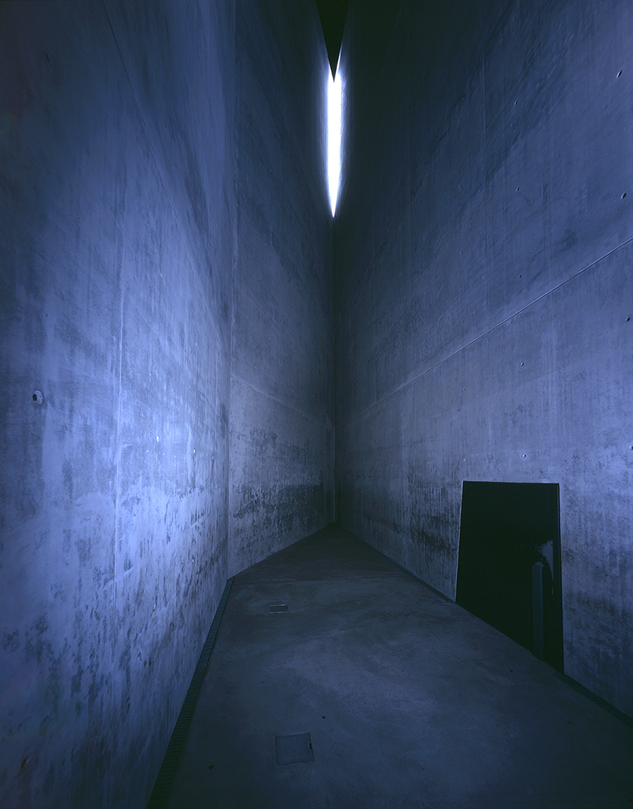 Torre do Holocausto provoca sensação claustrofóbica e de abandono com sua estrutura