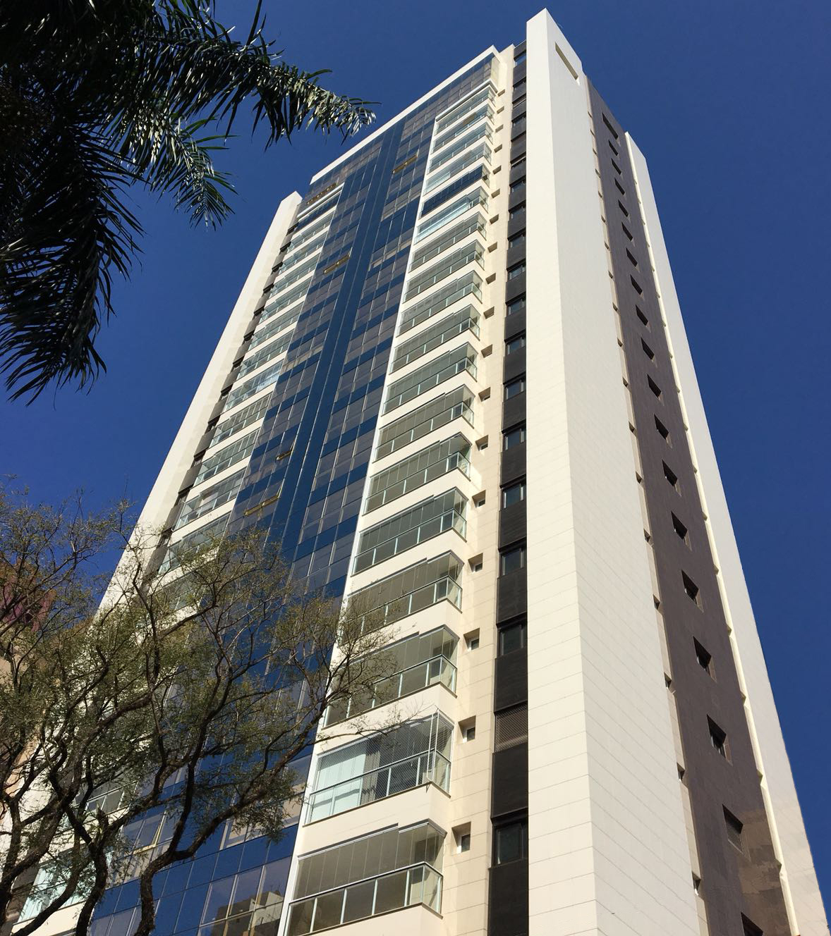 A fachada ventilada também tem um grande apelo estético, ajudando a destacar os edifícios, como é o caso do Sunset Plaza Residence Club, em Maringá (Projeto: Mendes Cardoso Arq.)