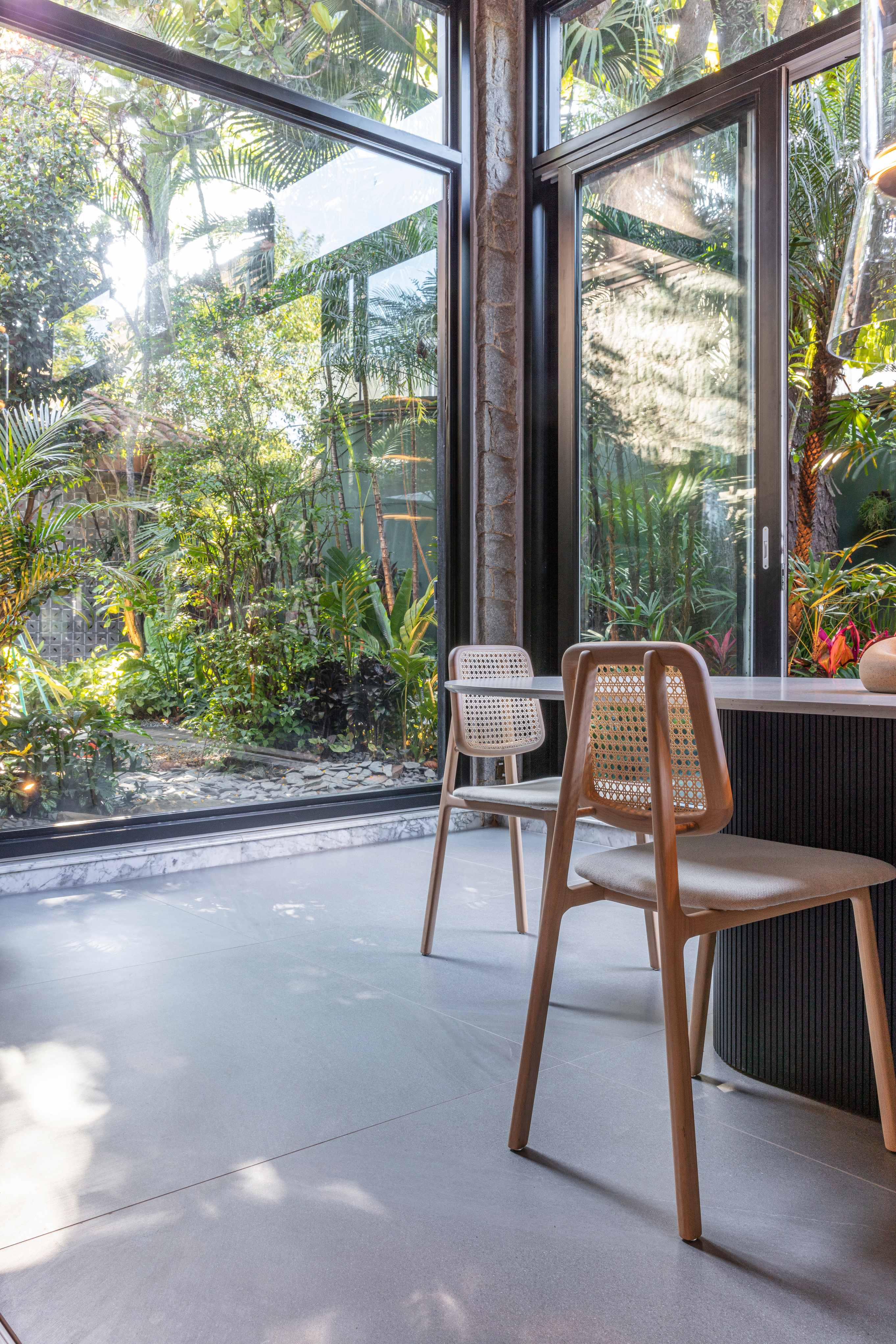 Jardim tropical da Casa Vogue Experience, com piso MS Barcelona