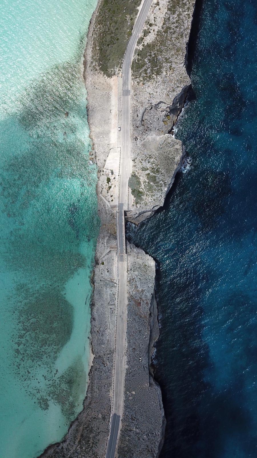 Ponte que atravessa o norte e o sul da ilha e separa o Oceano Atlântico azul escuro do mar do Caribe verde turquesa