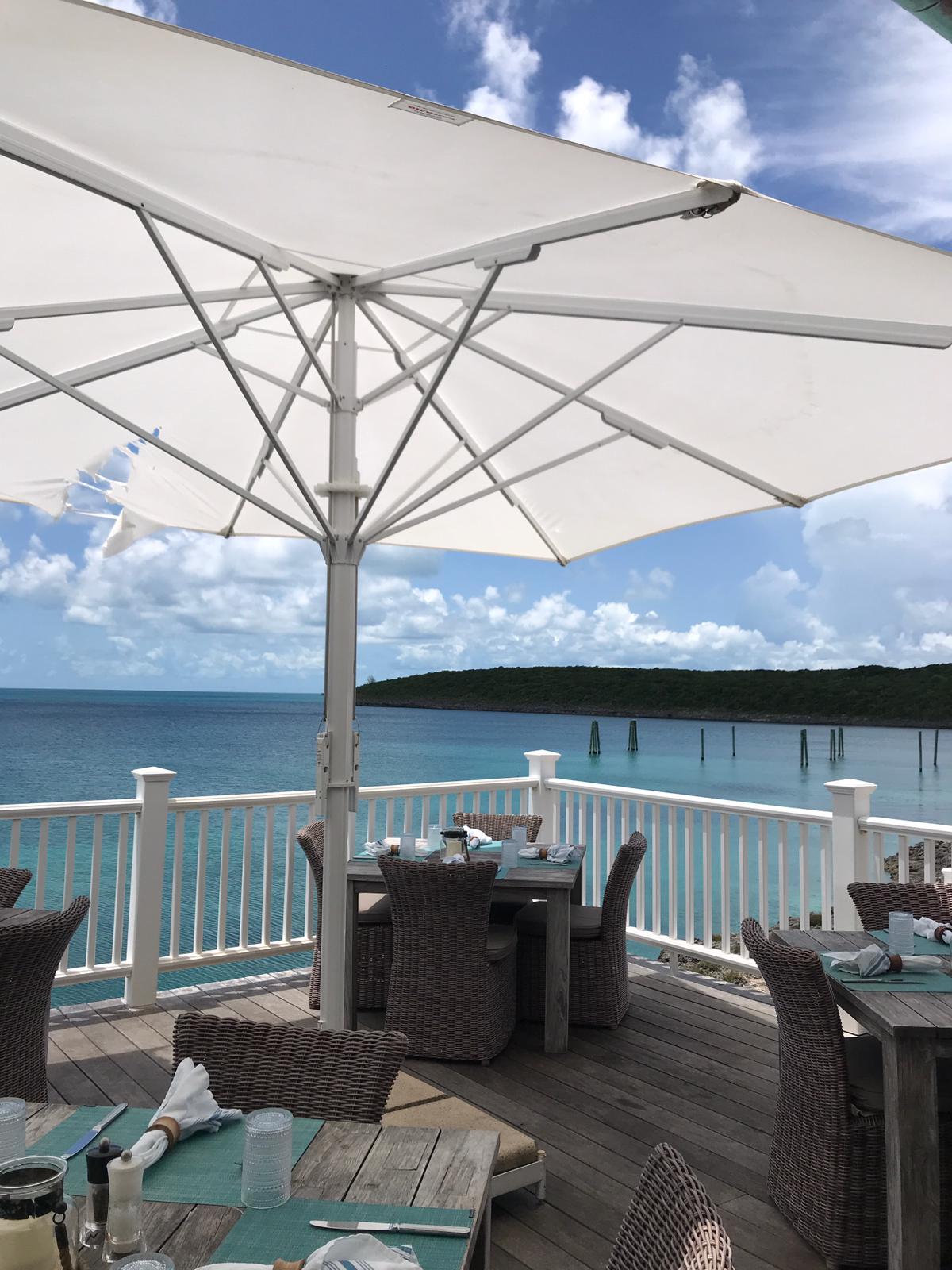 Restaurante do resort French Leave com vista para o mar
