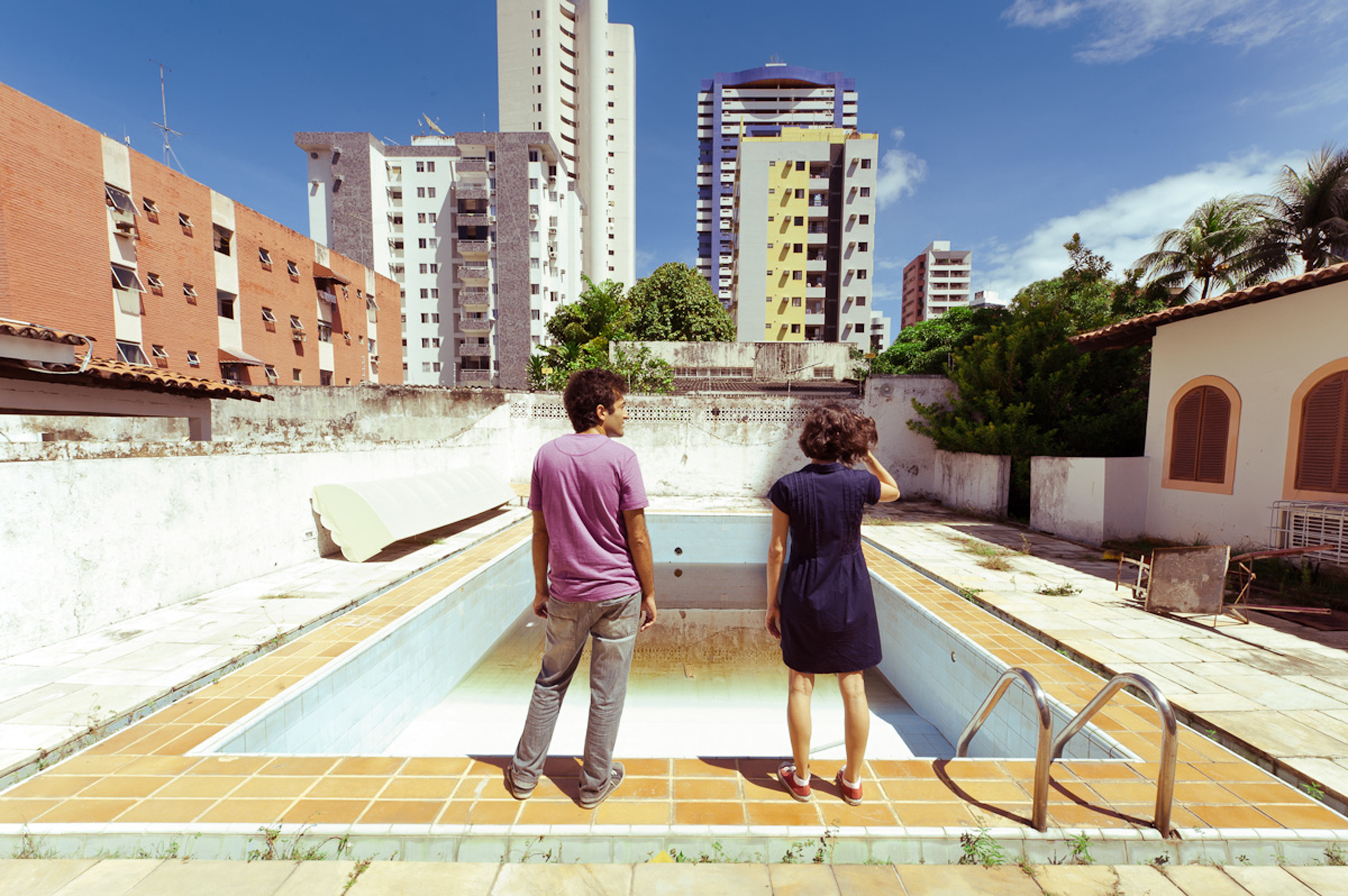 Obra traz cenários abandonados e habitados de um bairro de classe média de Recife