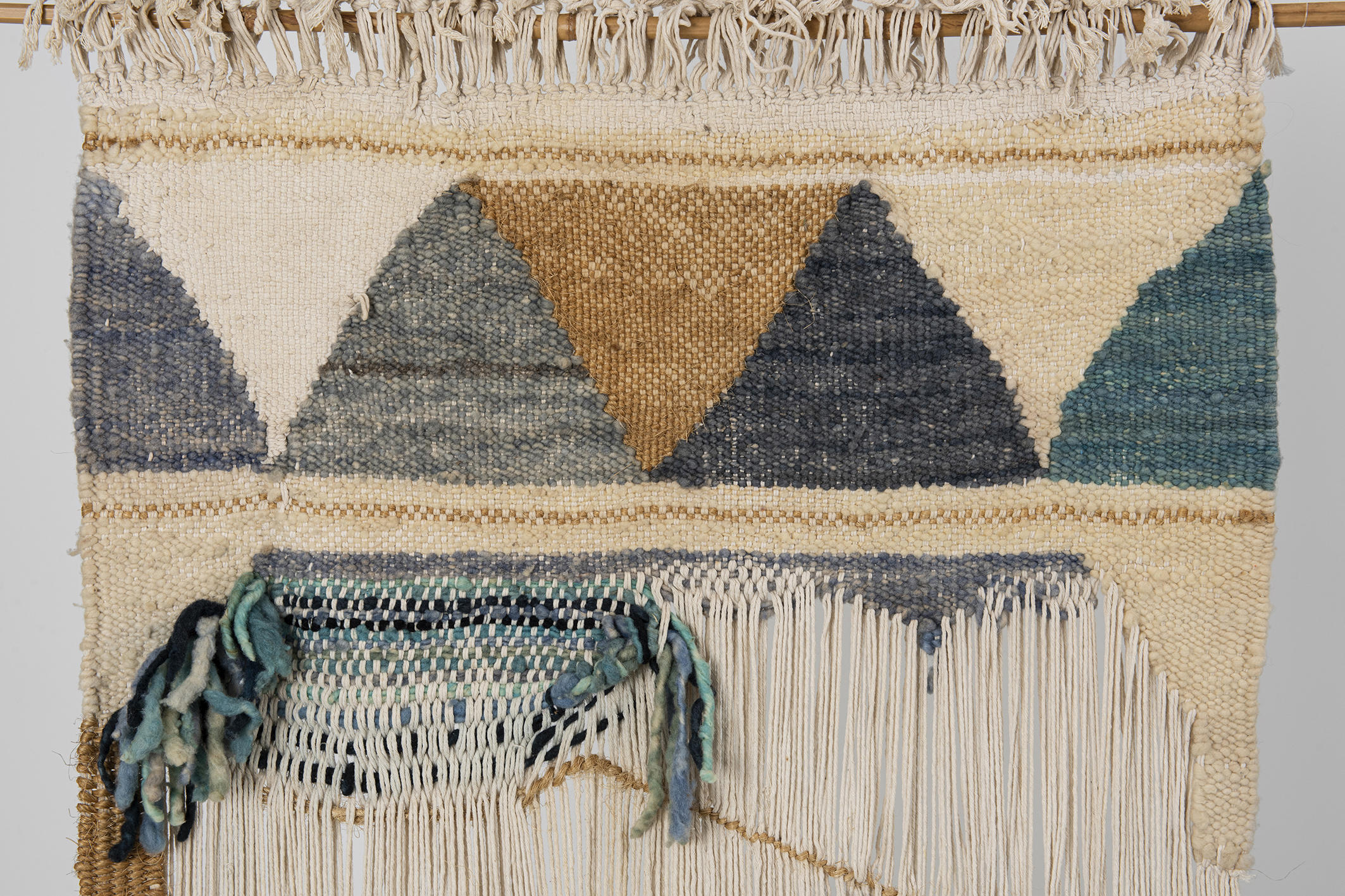 Detalhe de tapeçaria em macramê, lã tingida, sisal e barbante por Lucinda Bento, Américo Brasiliense (Foto: Mariana Chama)