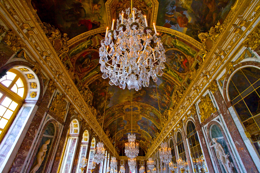 A Galeria dos Espelhos é um dos cômodos mais conhecidos do Palácio de Versalhes