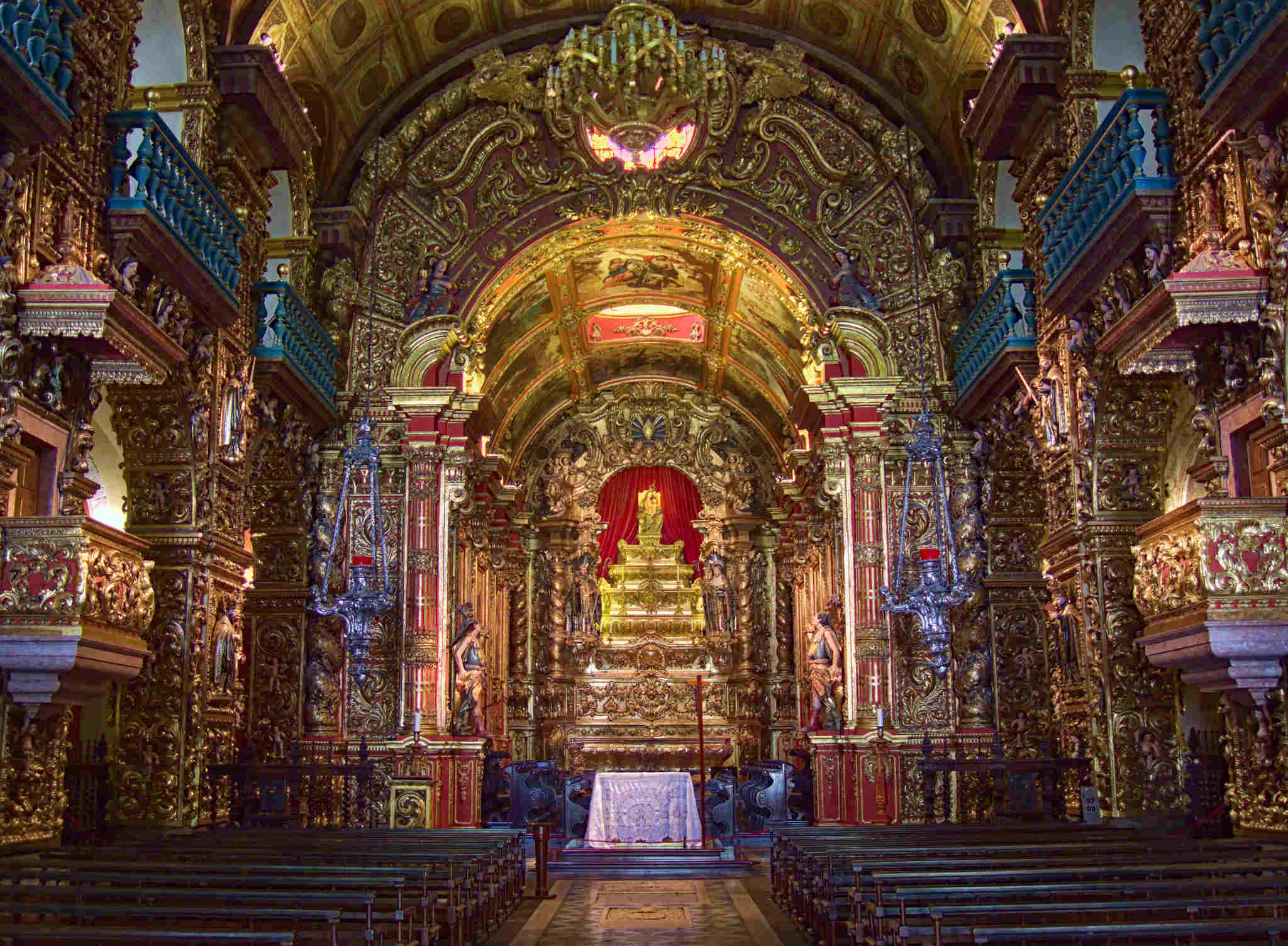 A talha dourada é o ponto alto da parte interna do Mosteiro de São Bento (Foto: Wikimedia Commons)