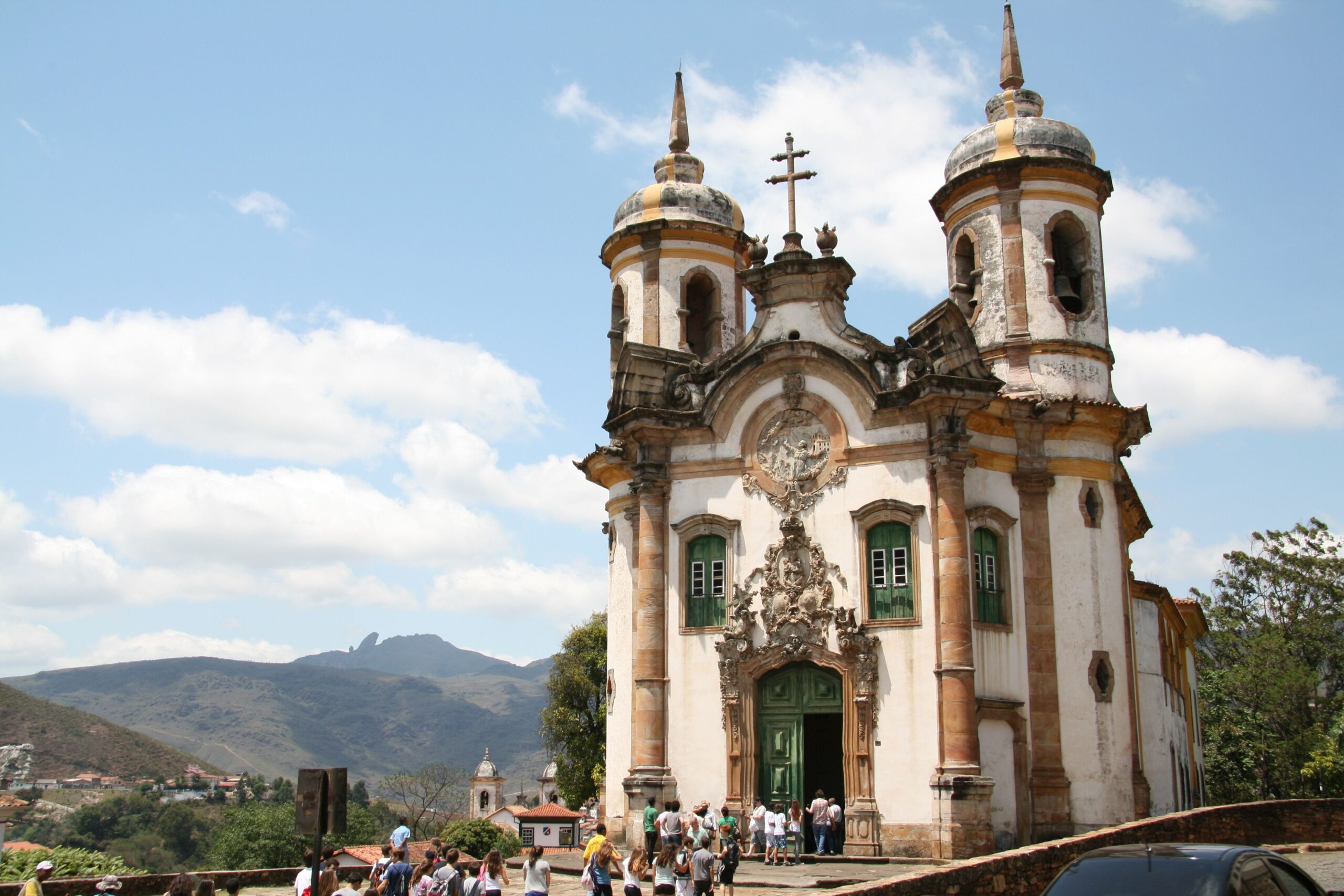 Aleijadinho projetou a Igreja de São Francisco de Assis no estilo barroco (Foto: Pinterest)