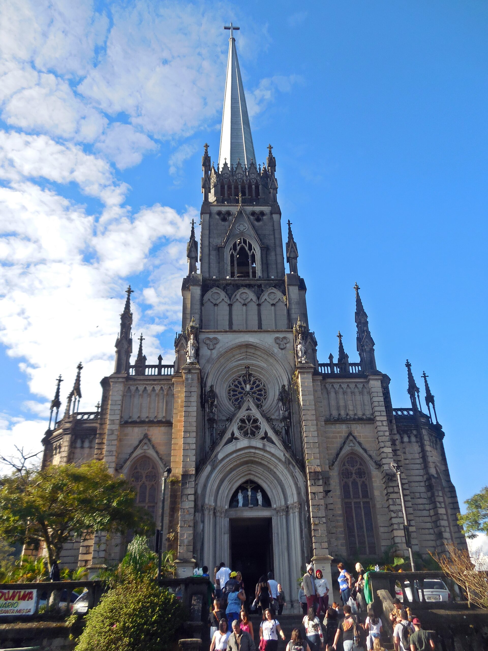 O estilo neogótico é marcante na fachada e no interior da Catedral de Petrópolis (Foto: Wikipédia)