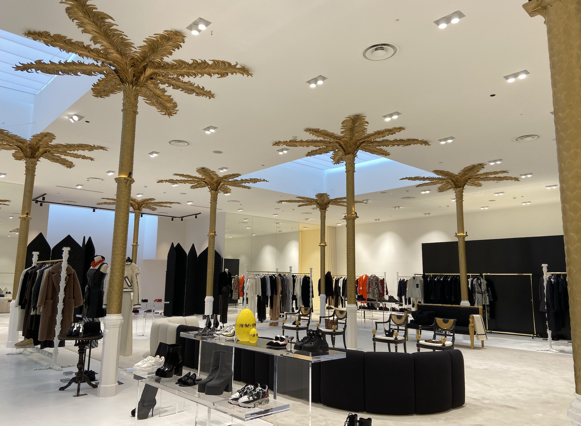 Colunas em forma de palmeiras douradas fazem suporte para o interior da loja (Foto: Bárbara Cassou)