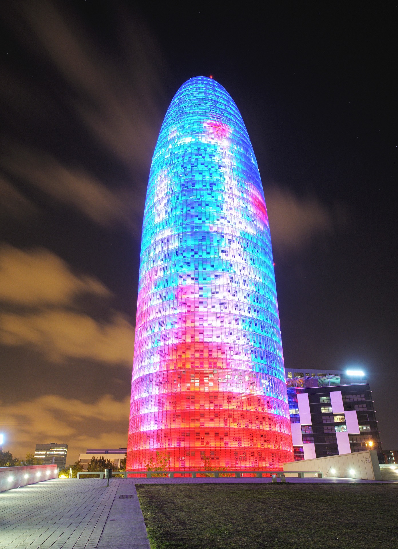As imagens projetadas na Torre Agbar dão um toque único à obra arquitetônica (Foto: Pixabay)