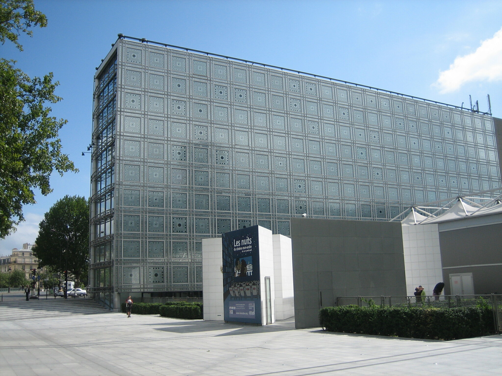 Moderna e tradicional. A fachada do Instituto do Mundo Árabe é um retângulo de vidro e metal. Juntos, os dois materiais controlam a entrada de sol, uma característica marcante da arquitetura islâmica (Foto: Sheila Thomson)