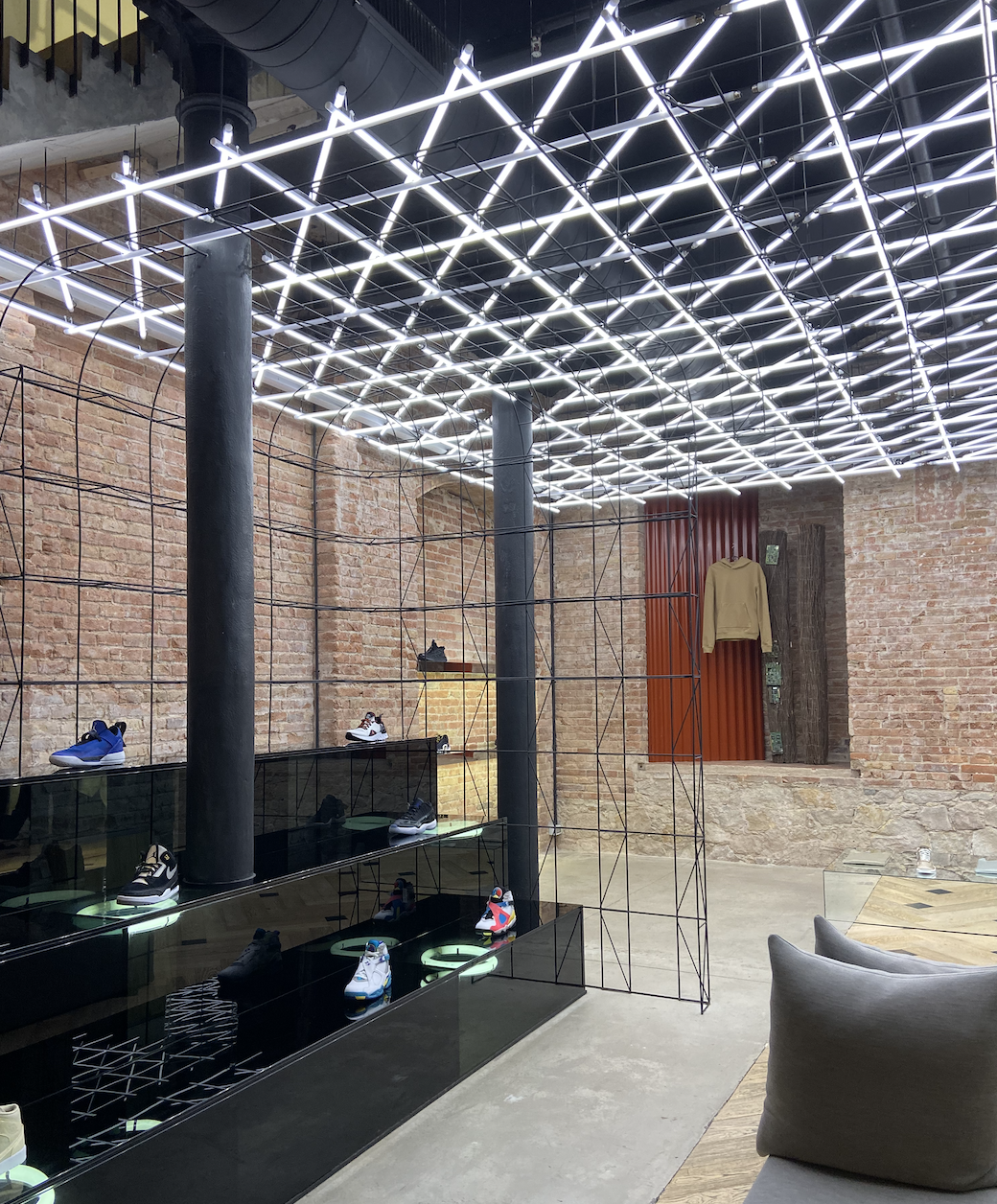 Subsolo da loja possui parte do teto revestido com tubos de LED Philips entrelaçados  (Foto: Bárbara Cassou)
