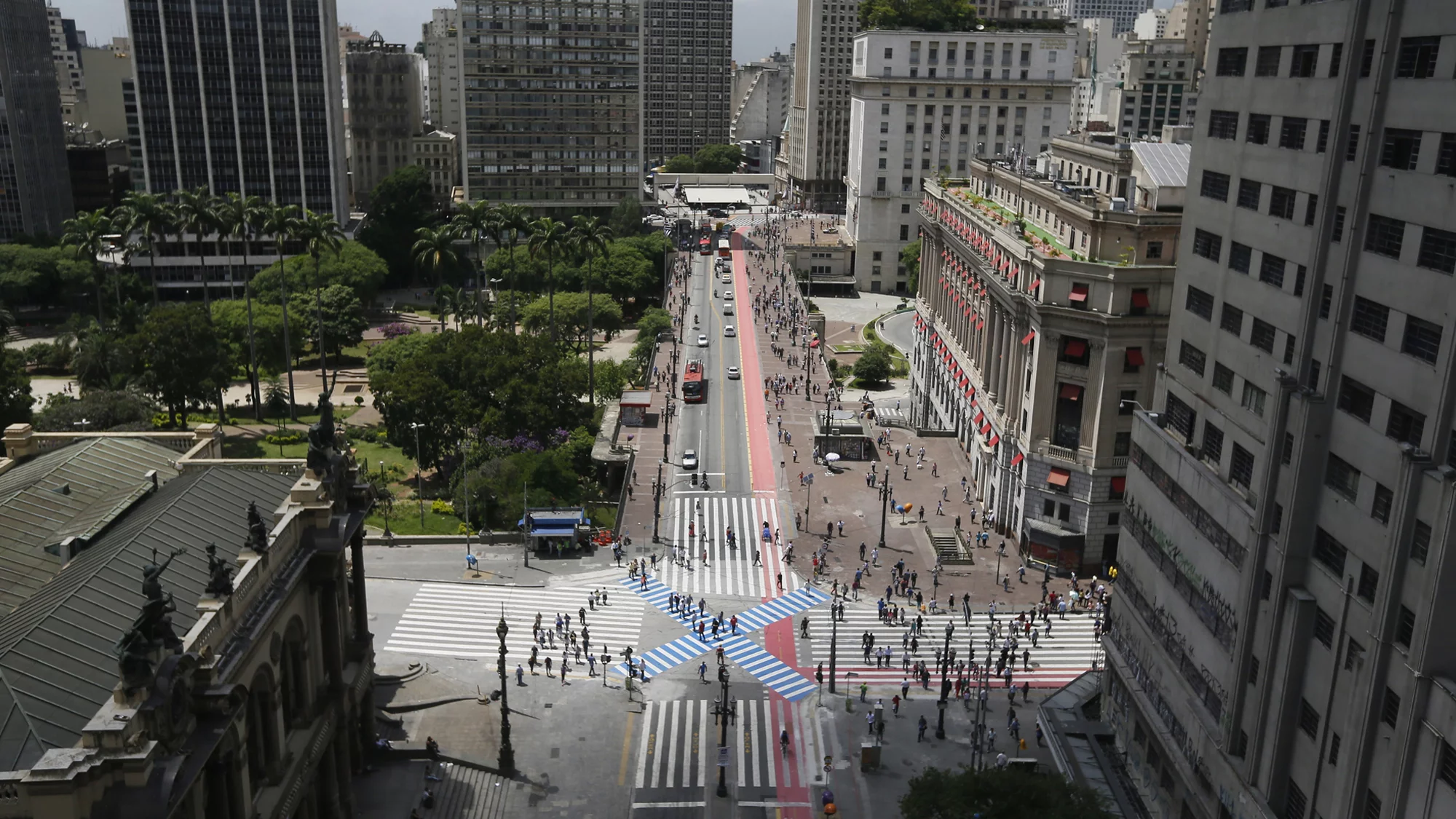 Faixas transversais para pedestres são necessárias em cidades como São Paulo, que precisam de mobilidade em todos os sentidos (Foto: Arup)