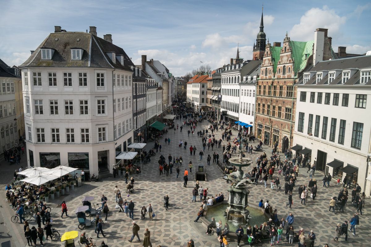 Copenhague valoriza seu patrimônio histórico e o agrega à tecnologia e à economia, tornando os espaços mais caminháveis (Foto: Pinterest)