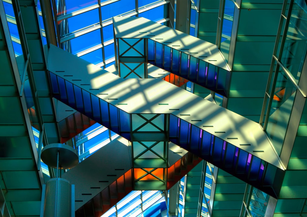 Escadas em cores vivas, metal aparente e vidros: marcas do estilo em grande presença (Foto: Unsplash)