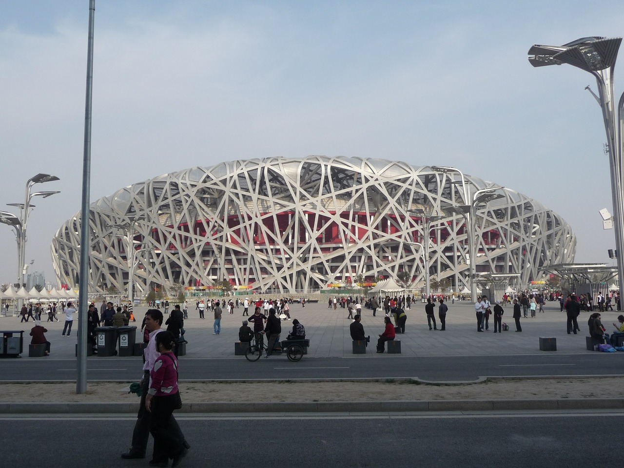 Estádio em Pequim, na China, usa da característica bruta do metal para remeter a um ninho de pássaro (Foto: Pixabay)