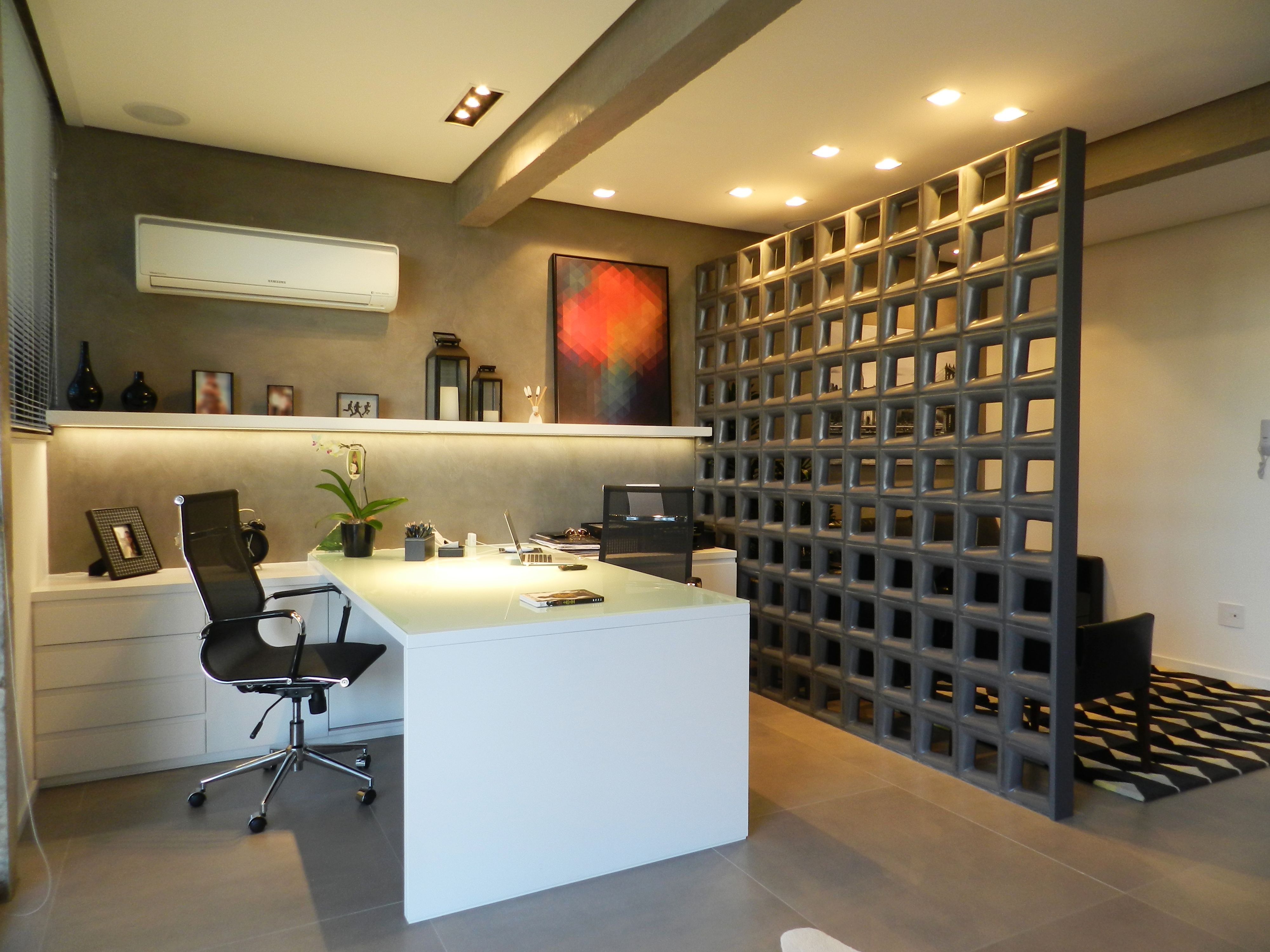 Home Office em um espaço grande, mas bem personalizado (Projeto: Estúdio AZ Arquitetura)