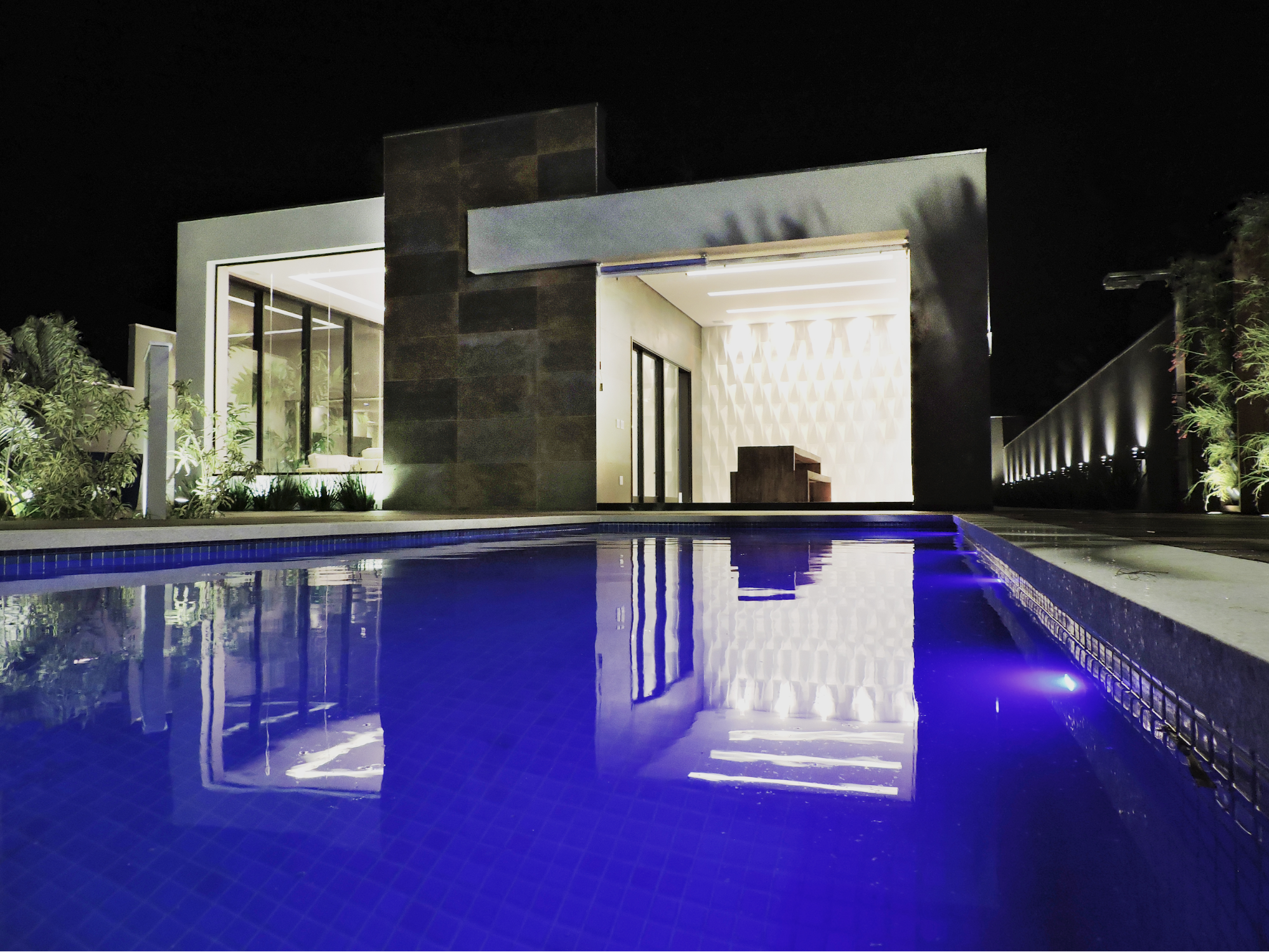 Clássico azul da piscina promove relaxamento (projeto: Danilo Barbosa Motta)
