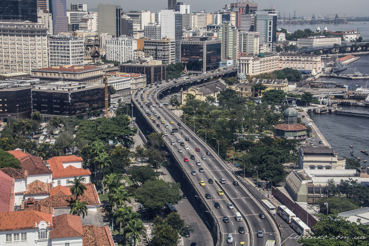 O Viaduto do Gasômetro ficou muito conhecido no Rio de Janeiro após receber as pinturas com palavras de gentileza de José Datrino, o Profeta Gentileza (Foto: Alex Petrenko/Wikipedia)