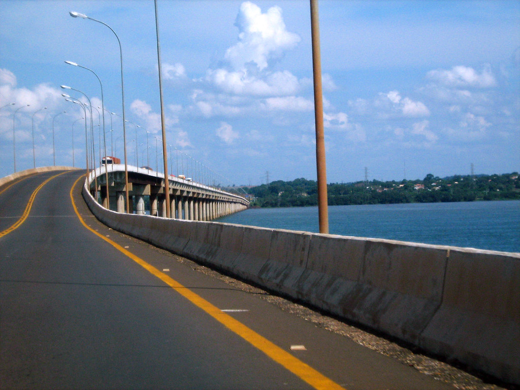 Ponte Ayrton Senna é  a única ponte do mundo que tem uma curva em sua parte central, com um tobogã (Foto: Flickr)
