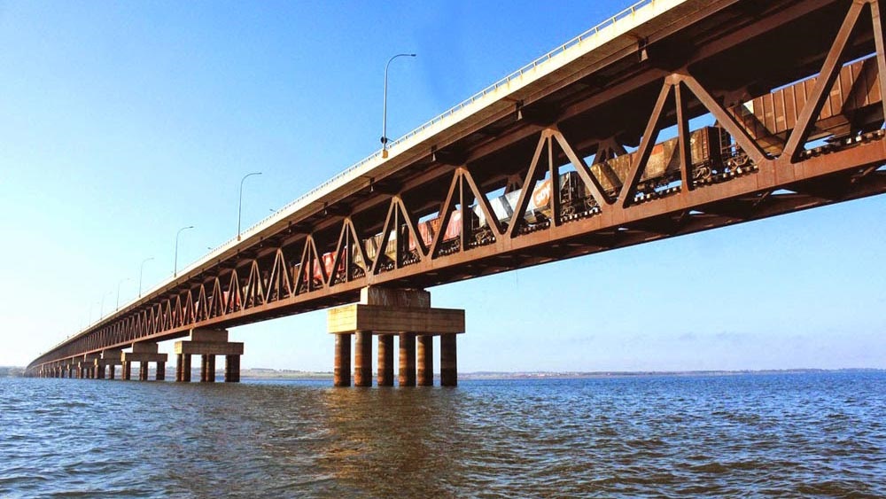 Esta é a única ponte  no estilo rodoferroviário no Brasil (Foto: Youtube)