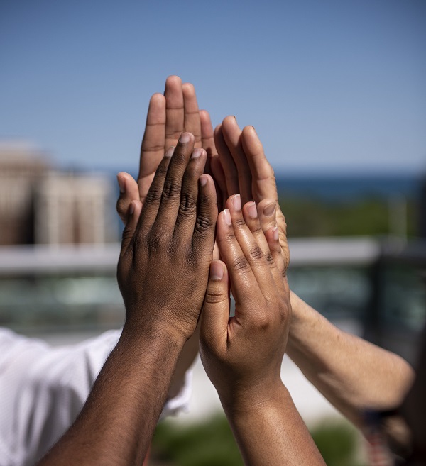 O design do museu é inspirado na foto de quatro mãos juntas (Foto: Obama Foundation)