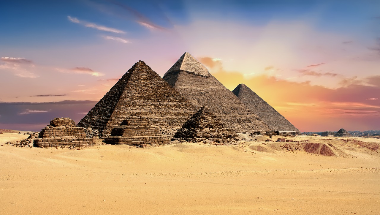 Obras históricas, como as pirâmides do Egito, surgiram quando a engenharia ainda não era uma profissão reconhecida (Foto: Pixabay)