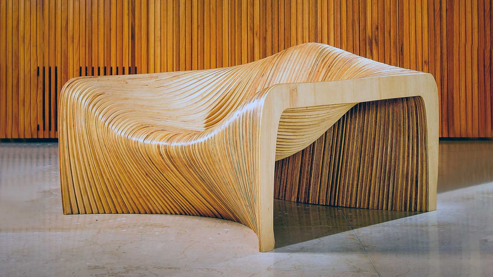 Inspirada no formato orgânico das dunas de Natal, RN, a poltrona Duna, do Estúdio Mula Preta venceu o A’Design Award e o Good Design Chicago, em 2013. Imagem: Divulgação.