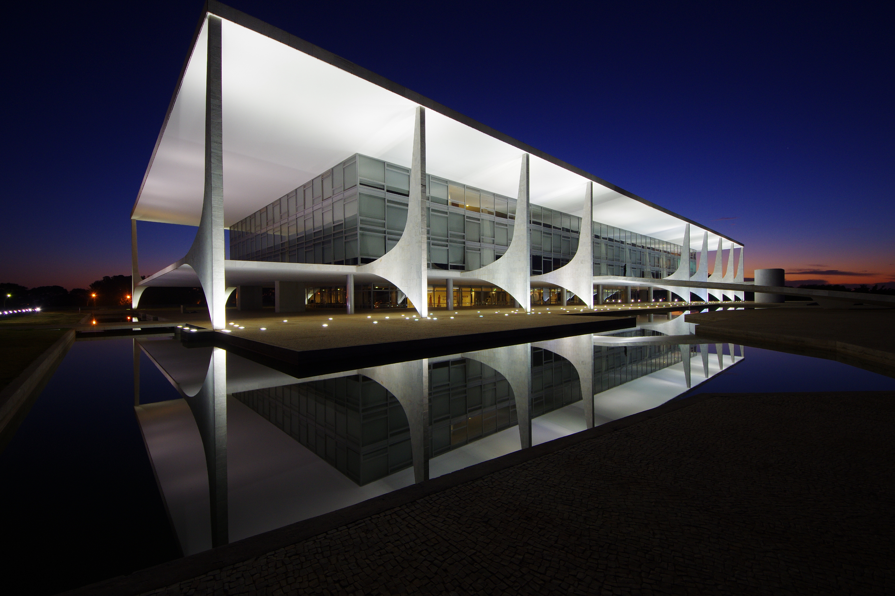 Entre as grandes obras de Niemeyer, estão o Congresso Nacional e o Palácio do Planalto, em Brasília (Foto:Wikipedia)