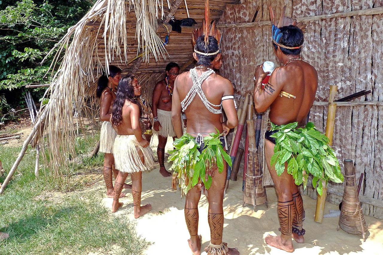 Índios em uma construção típica da arquitetura indígena (Foto: Pixabay)