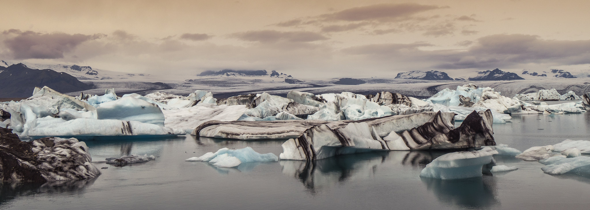 Clima muito frio, blocos de gelo e rochas imperam no país nórdico (Foto: Txetxu./Flickr)