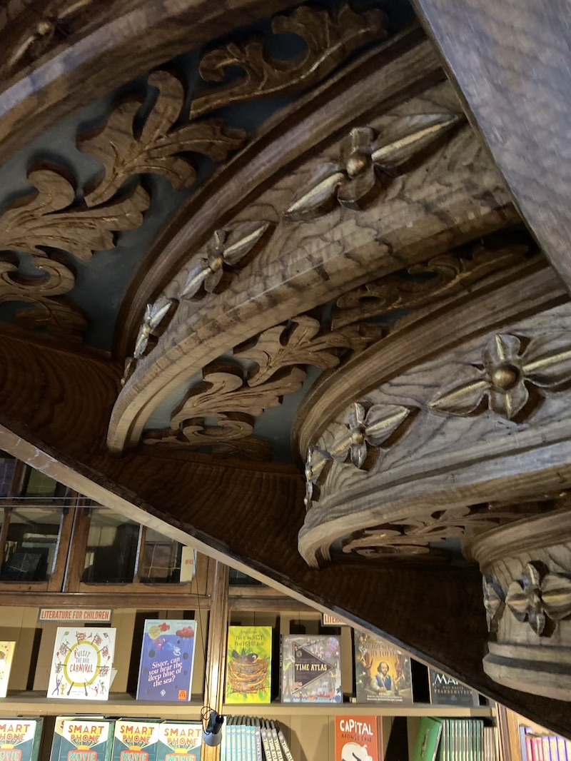 Detalhes decorativos esculpidos na madeira da escada (Foto: Bárbara Cassou)