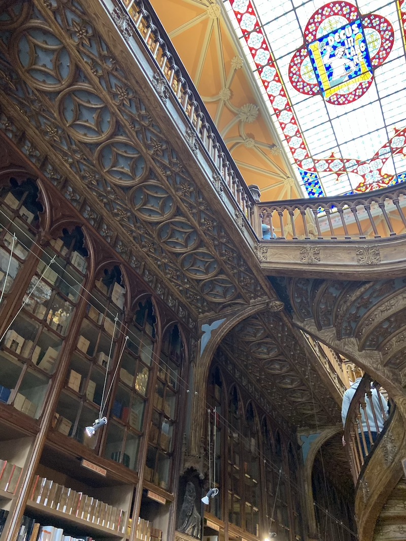 Arcos góticos pontiagudos fazem parte da prateleira de exposição dos livros (Foto: Bárbara Cassou)