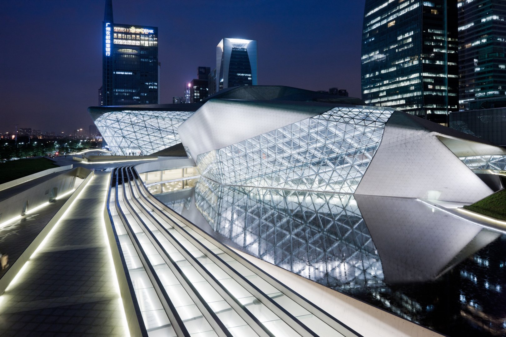 O Guangzhou Opera House é uma pérola da arquitetura, que fica localizada na região de Cantão, China (Foto: Divulgação/Zaha Hadid)