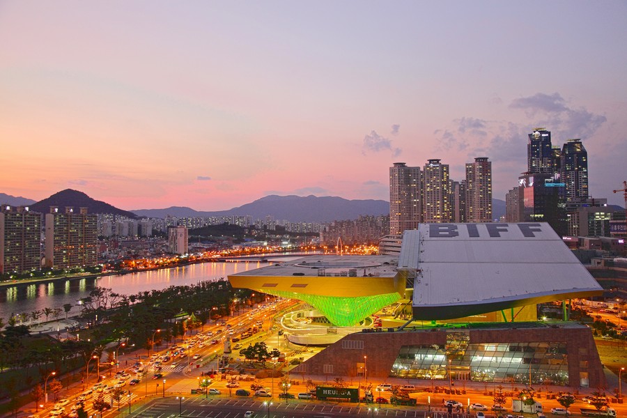Busan Cinema Center, na Coréia do Sul, impressiona pelo telhado em forma balanço mais longo do mundo (Foto: Evolo)