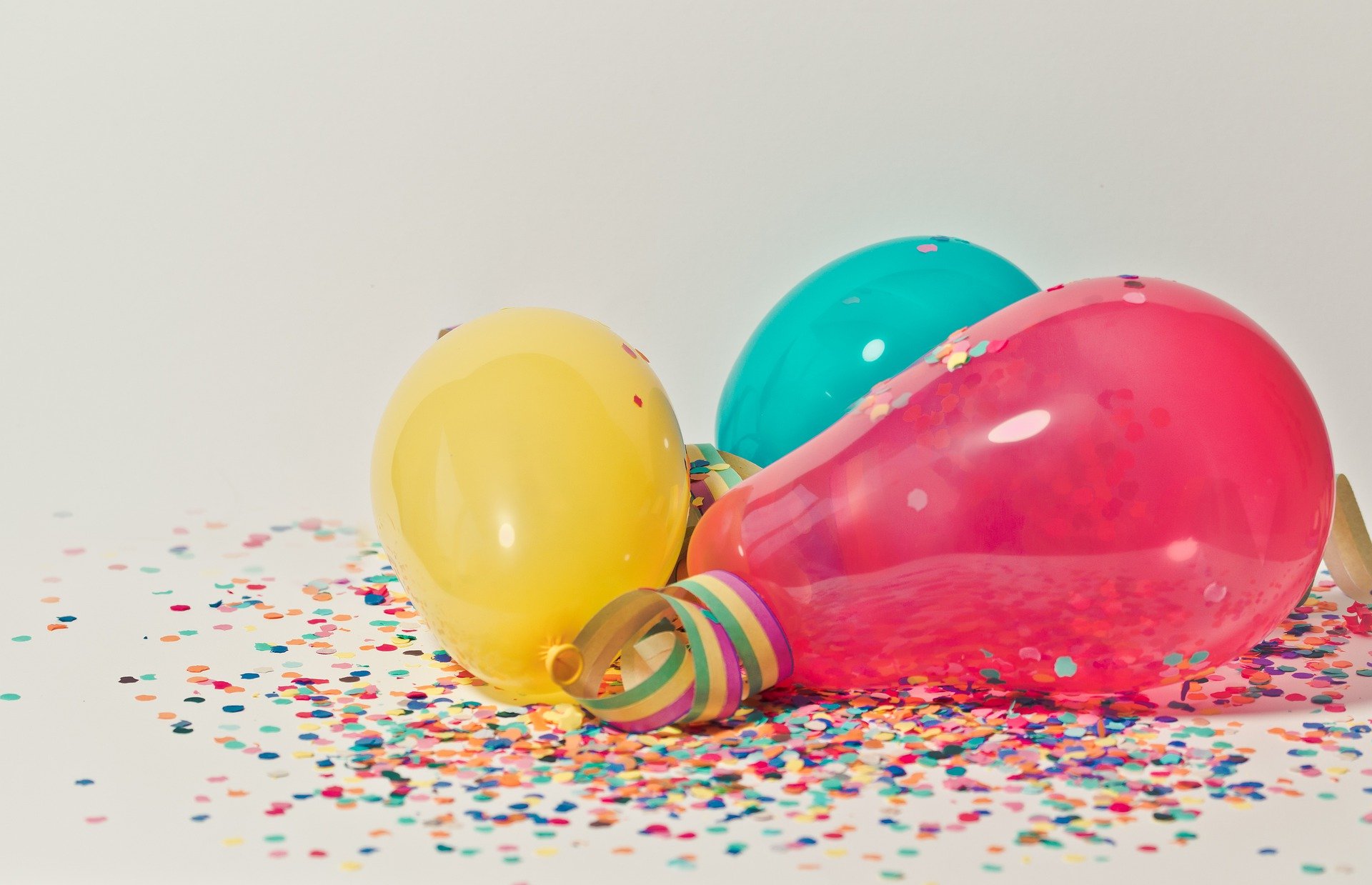 Pelo chão, nas paredes e em cima do sofá: espalhe os balões para que o ambiente tome cor (Foto: Pixabay)