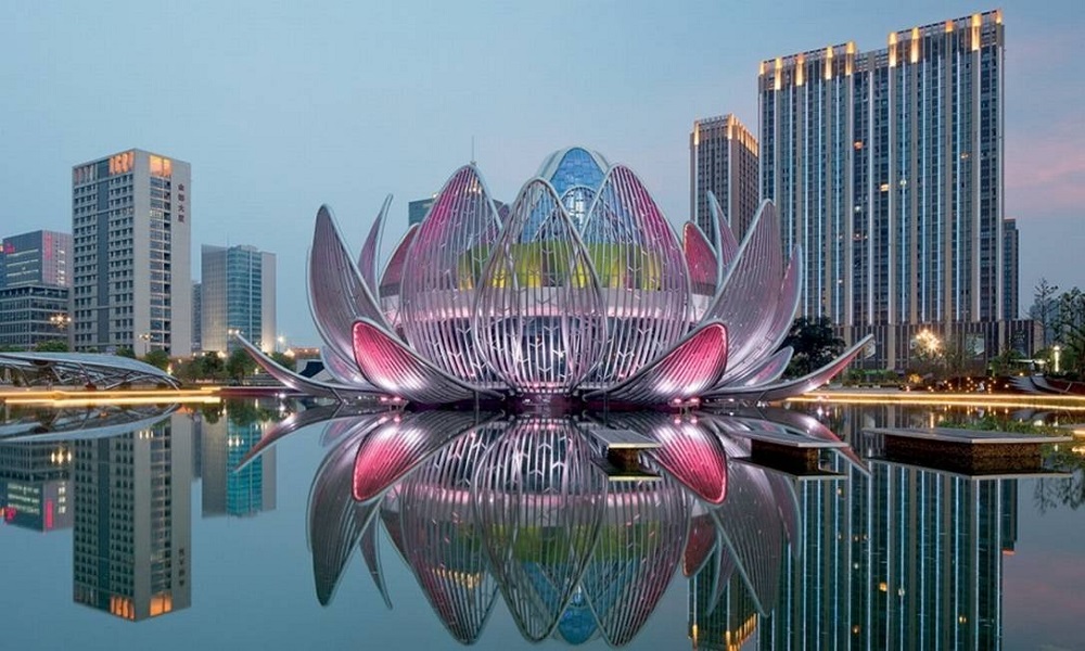 A flor-de-lótus, que dá formato ao prédio, representa a cultura chinesa (Foto: O Globo)
