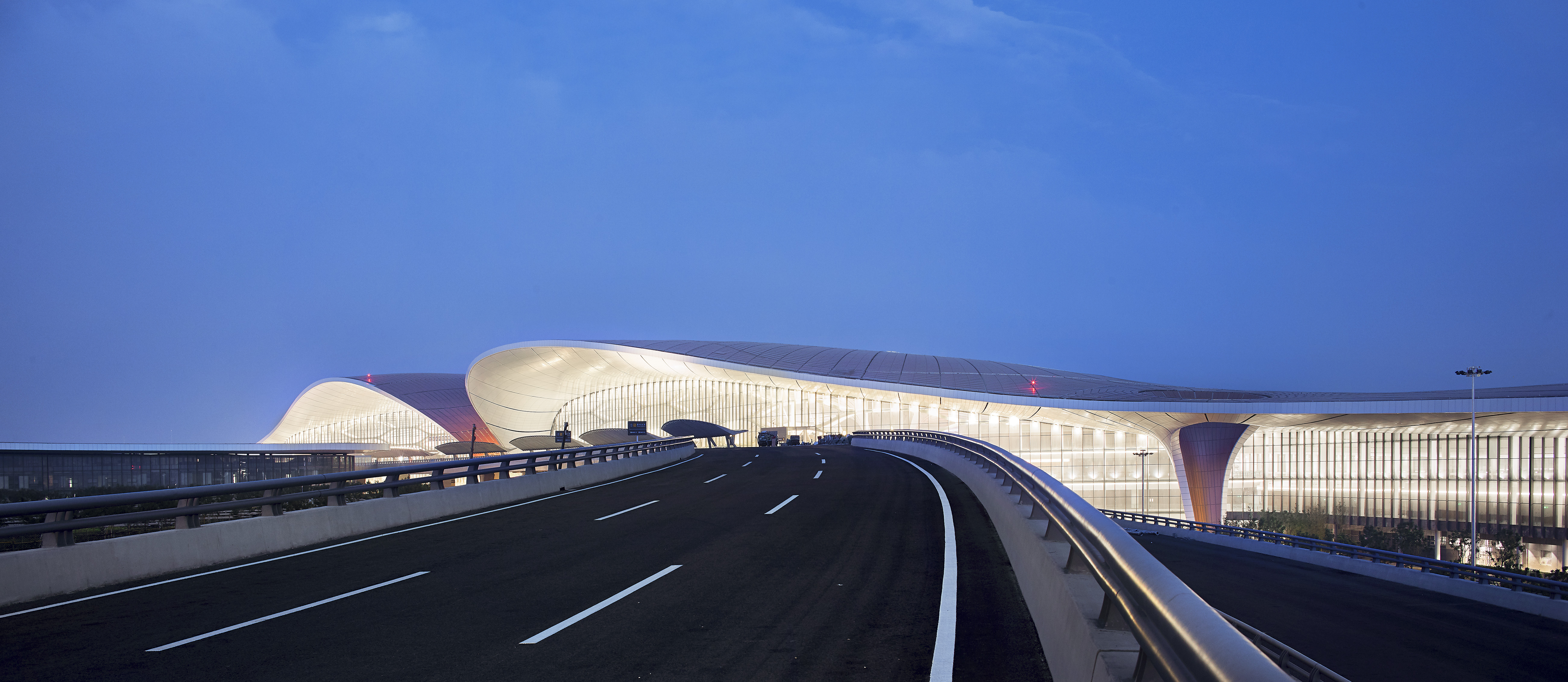 Área externa do aeroporto exibe a beleza do complexo (Foto: Hufton+Crow/Zaha Hadid Architects)