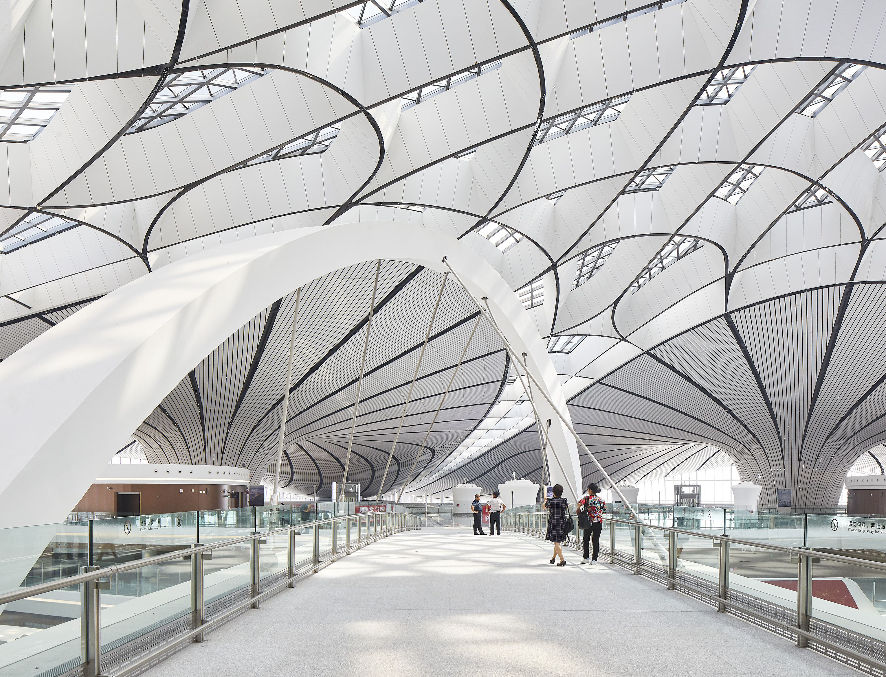 A estrutura certa para dar luz na medida em cada um dos corredores, passarelas e demais espaços do aeroporto (Foto: Hufton+Crow/Zaha Hadid Architects)