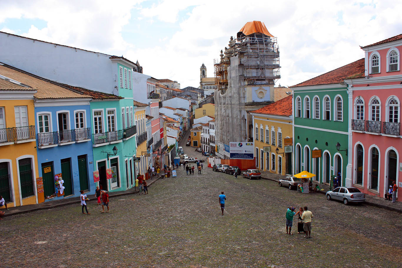 Ruas do Pelourinho, em Salvador, tomadas por comércios instalados em antigas construções apenas com fachadas revitalizadas e, do lado direito, uma igreja em reforma (Foto: Eduardo Pelosi/Flickr)