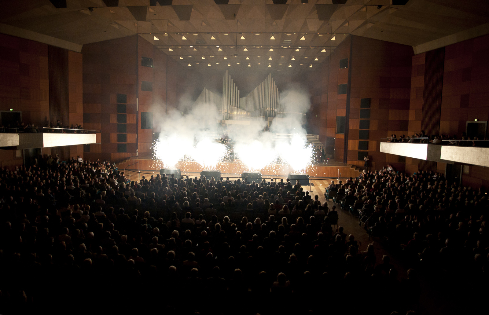 Os salões do Meistersingerhalle foram abertos para, inicialmente, abrigar concertos (Foto: btl1.de)